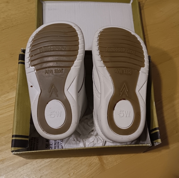 White Unisex Baby Shoes 5 EUC - Picture 5 of 5